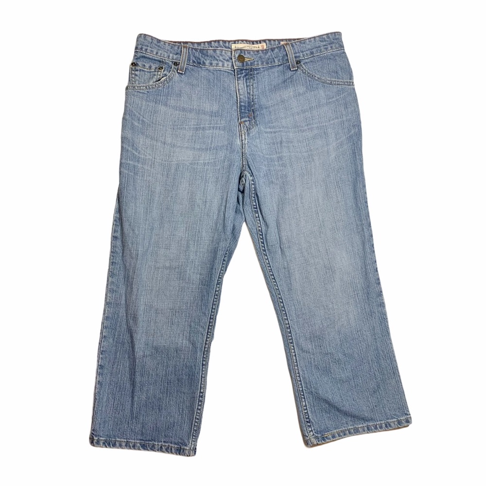 Levi’s Mid Rise Straight Leg Capri Mom Jeans